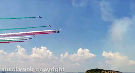 Le Frecce Tricolori sorvolano il lago di Bolsena
