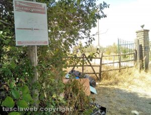 Viterbo - Rifiuti al parco dell'Arcionello