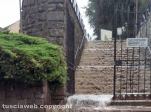 Viterbo - Un fiume d'acqua scende da uno degli ingressi di Pratogiardino