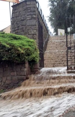 Viterbo - Un fiume d'acqua scende da uno degli ingressi di Pratogiardino