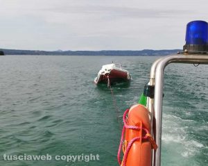 Bolsena - Vigili del fuoco - Gommone si schianta contro gli scogli