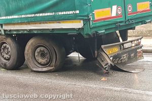 Capranica - Camion contro fuoristrada