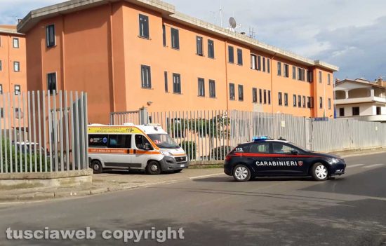 Montefiascone - Ambulanza e carabinieri escono dalla caserma