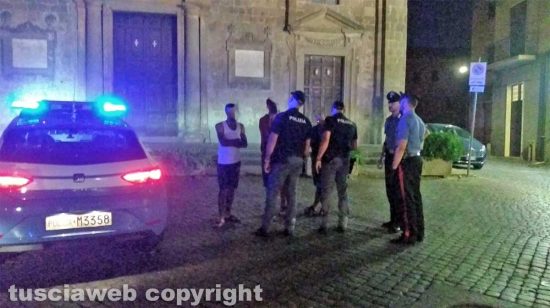 Viterbo - Centro storico - Maxirissa a San Faustino - Intervento di polizia e carabinieri