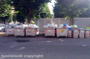 Viterbo - I cassonetti pieni al Pilastro