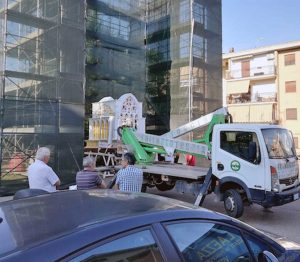 Viterbo - Santa Barbara - La minimacchina "Miracolo di fede" viene assemblata
