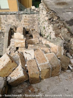 Vignanello - Auto si sfrena finisce contro un muro e le pietre cadendo distruggono altre macchine