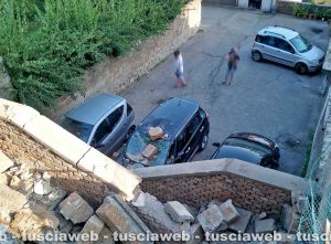 Vignanello - Auto si sfrena finisce contro un muro e le pietre cadendo distruggono altre macchine