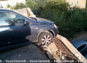 Vignanello - Auto si sfrena finisce contro un muro e le pietre cadendo distruggono altre macchine