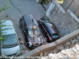 Vignanello - Auto si sfrena finisce contro un muro e le pietre cadendo distruggono altre macchine