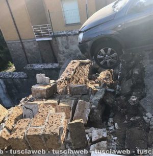 Vignanello - Auto si sfrena finisce contro un muro e le pietre cadendo distruggono altre macchine