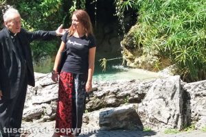 Roma - Silvia Nardi dona i volumi della storia di Montalto di Castro alla santa sede