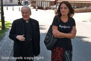 Roma - Silvia Nardi dona i volumi della storia di Montalto di Castro alla santa sede