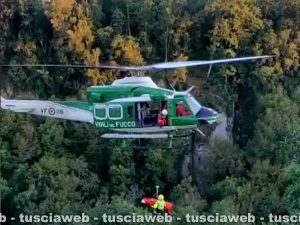Uomo caduto in dirupo a Barbarano Romano - Salvato dai vigili del fuoco con l'elicottero