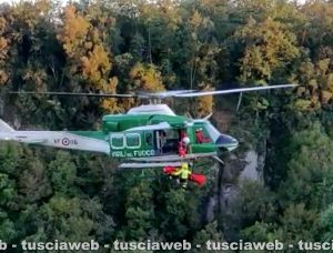 Uomo caduto in dirupo a Barbarano Romano - Salvato dai vigili del fuoco con l'elicotteroUomo caduto in dirupo a Barbarano Romano - Salvato dai vigili del fuoco con l'elicottero
