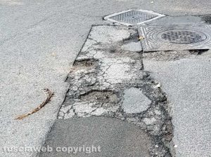 Bagnaia - Via Cardinal Ridolfi piena di buche ed erbacce