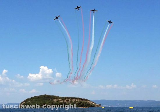 Le Frecce Tricolori sorvolano il lago di Bolsena