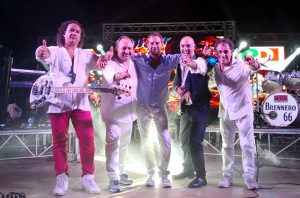 Quinto Mazzoni sul palco con i musicisti