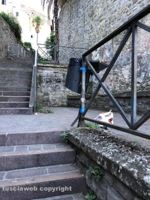 Viterbo - Il cestino rotto in via del Ganfione