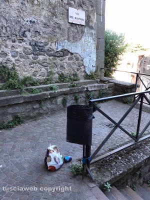 Viterbo - Il cestino rotto in via del Ganfione