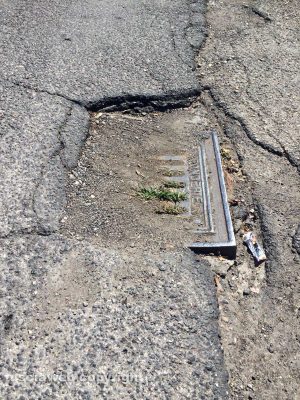 Viterbo - I tombini interrati e sporchi a via della Pila 