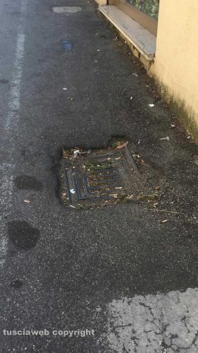 Viterbo - I tombini interrati e sporchi a via della Pila 