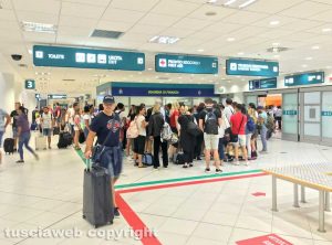 I viaggiatori fermi all'aeroporto di Bari