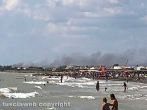 L'incendio a Marina Velka visto da Tarquinia lido