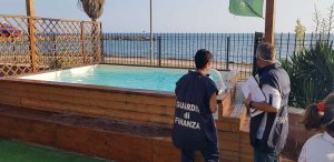 I controlli e i sequestri della Finanza agli stabilimenti balneari 
