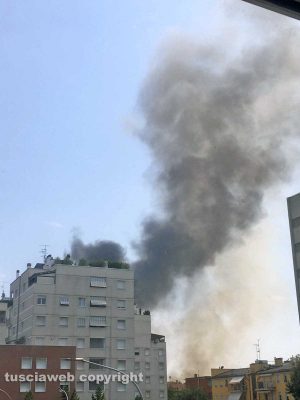 Bologna - Cisterna in fiamme - Il fumo dalla finestra dell'ufficio di Antonella Oliva nel quatiere di Borgo Panigale