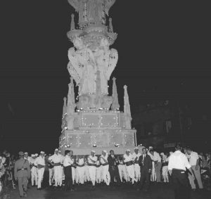 1969 - Fermata Fontana Grande in cui Giuseppe Zucchi ordina a Nello Celestini in primo piano di spalle di far sgomberare la folla a via Cavour