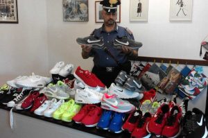 Le scarpe sequestrate dai carabinieri