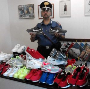 Le scarpe sequestrate dai carabinieri