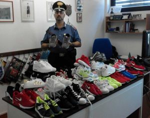 Le scarpe sequestrate dai carabinieri