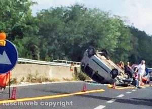 Viterbo - Auto cappotta sulla superstrada