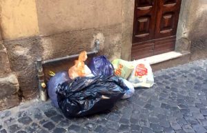Viterbo - Sacchi dell'immondizia lasciati in strada