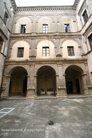 Capodimonte - Europa - il cortile della Rocca Farnese