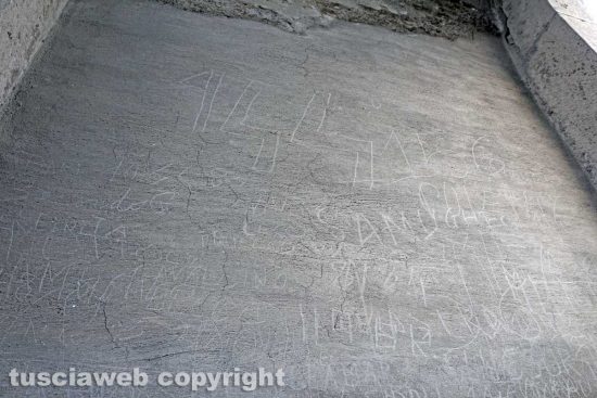 Viterbo - Graffiti e scritte sui muri