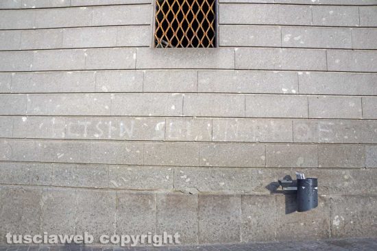 Viterbo - Graffiti e scritte sui muri