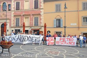 Tarquinia - Il comitato per la riqualificazione di San Giorgio in corteo per chiedere al sindaco Pietro Mencarini di ritirare le dimissioni