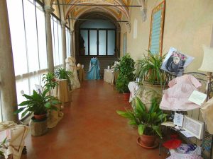 La mostra all'interno del monastero di santa Rosa