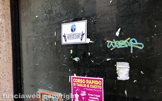 Viterbo - Annuncio affittasi "funebre" a via Saffi