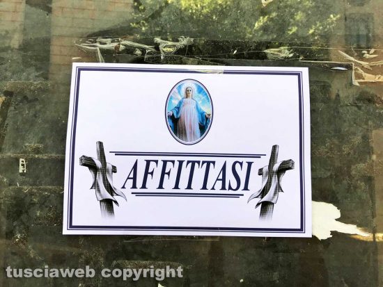 Viterbo - Annuncio affittasi "funebre" a via Saffi