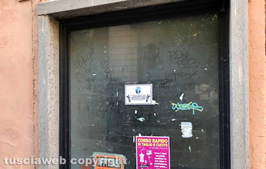 Viterbo - Annuncio affittasi "funebre" a via Saffi
