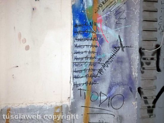 Viterbo - Graffiti e scritte sui muri