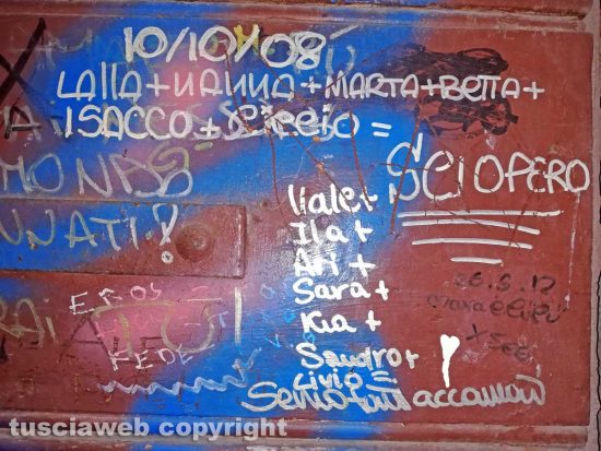 Viterbo - Graffiti e scritte sui muri