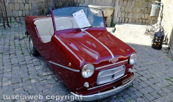 Viterbo - Veteran Car Club - Le auto d'epoca al duomo