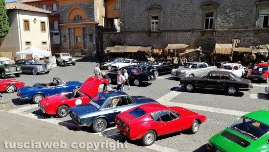 Viterbo - Veteran Car Club - Le auto d'epoca al duomo