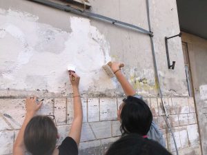 Viterbo - Gli studenti ridipingono il muro del Buratti