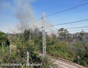 Orte - Incendio vicino alla ferrovia